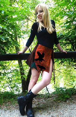 Oblekica za deklico z ročno izdelanimi aplikacijami iz istega materiala