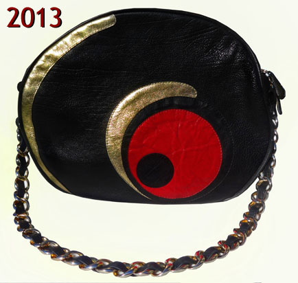 Črno-rdeče-zlata torbica