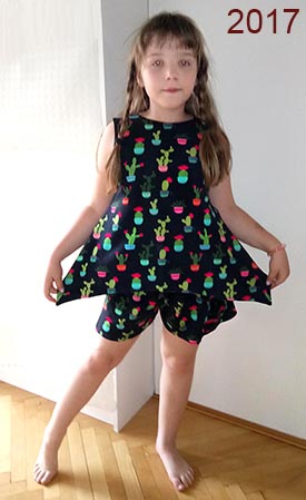 Asimetrična dekliška tunika in kratke hlačke