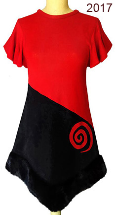 Rdeča unika z asimetrično obrobo iz tekstilnega krzna.