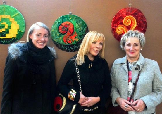 Avtorica v družbi prijateljic (Žana in Marička Uratnik)