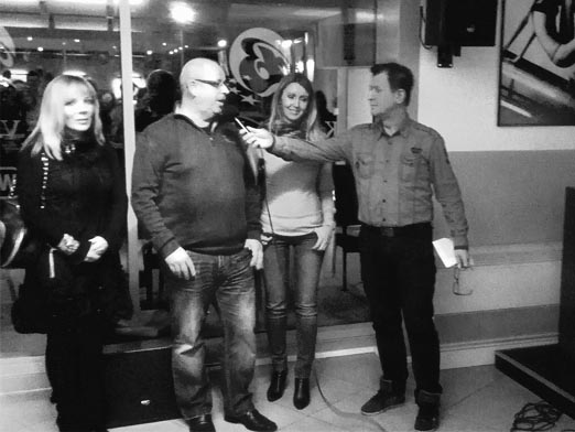 Vlasta Cah Žerovnik in Andreja Tusulin z organizatorjem razstave Rajkom Ferkom