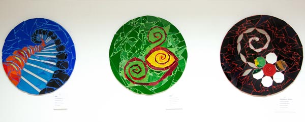 Razstavljene slike z naslovi: DNK, Oko in Ogledalce povej...