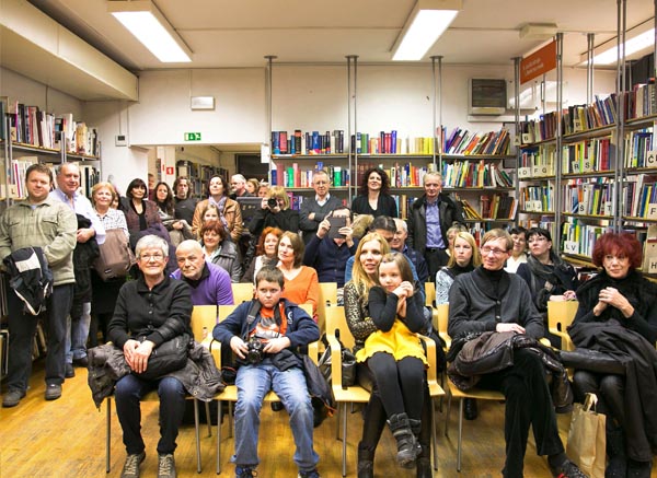 Obiskovalci med programom ob otvoritvi razstave