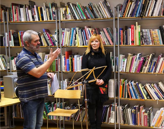 Dušan Kočevar, voditelj otvoritve razstave v pogovoru z avtorico