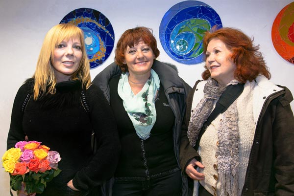 Avtorica s prjateljicama ob razstavljenih slikah