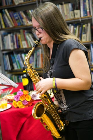 Glasbeni nastop ob otvoritvi razstave Steklena spirala v ljublanski knjižnici Jožeta Mazovca, Moste