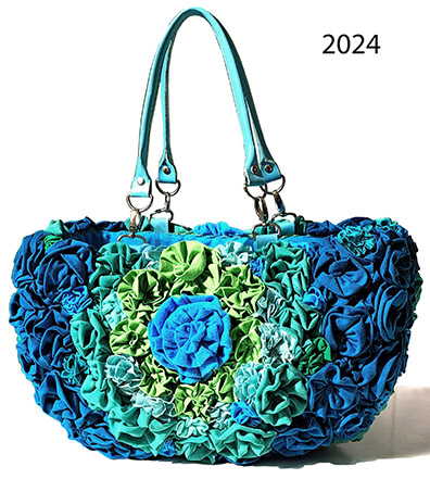 Slamnati cekar z novo 3D preobleko, ustvarjeno iz kar 187 ročno izdelanih in na cekar pritrjenih tekstilnih cvetov