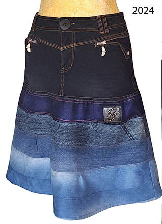 Krilo, sešito iz zgornjega dela temnih kavbojk in vodoravnih všitkov v različnih odtenkih džinsa.