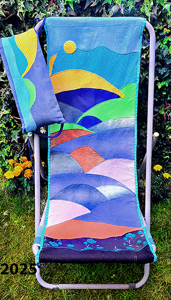 Kam z ostanki džinsa in kosi trpežnega platna? Na sestavljanko v stilu položenih strešnikov, iz katere nastane razgibana kompaktna prevleka za vrtni ležalnik