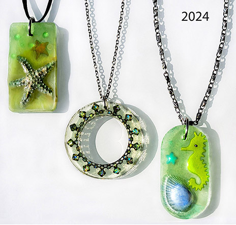 Iz epoksidne smole, vlite v silikonske kalupe z dodanim okrasjem, so izdelani unikatni obeski za verižice ali ključe