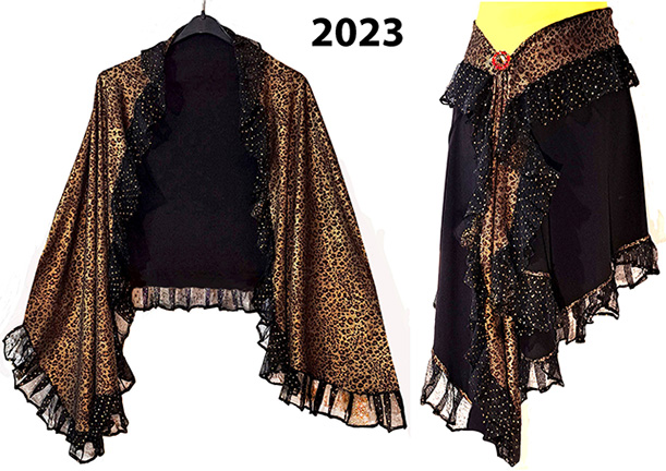 Šal 'double-face' z zlato-vzorčasto in črno stranjo. Lahko se nosi kot ogrinjalo ali zavezan okrog pasu kot pareo krilo