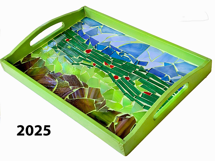 Lesen servirni pladenj, nadgrajen z barvitimi stekelci sestavljenimi v mozaično sliko