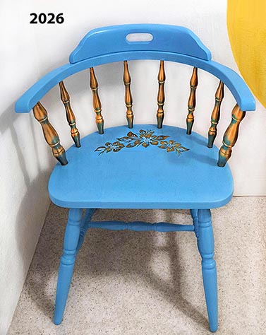 Starinski rjavi stol zgolj z modro in zlato barvo zaživi v grško-egipčanskem šarmu