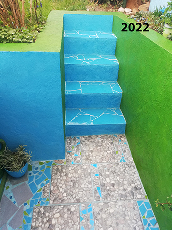 Okrasna krogla iz stiropora, 'oblečena' v bele in srebrne risalne žebljičke