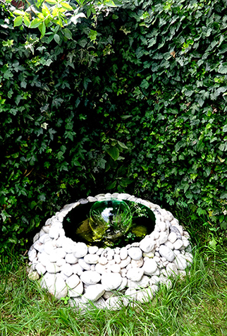 Stara mizica ima skrajšane noge, pobarvana je v dva različna zelena odtenka, Na zgornjo ploskev je prilepljeno ogledalo.